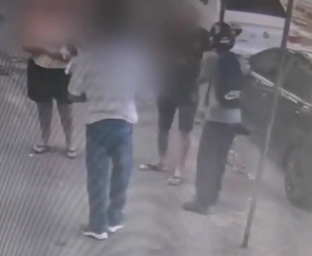 São Cristóvão, na Zona Norte do Rio, viu um assalto em frente à escola onde um criminoso usou os dentes para arrancar u…