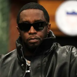 Diddy foi isolado após denúncias de regalias dentro de prisões nos Estados Unidos. Isso mostra como a influência de alg…