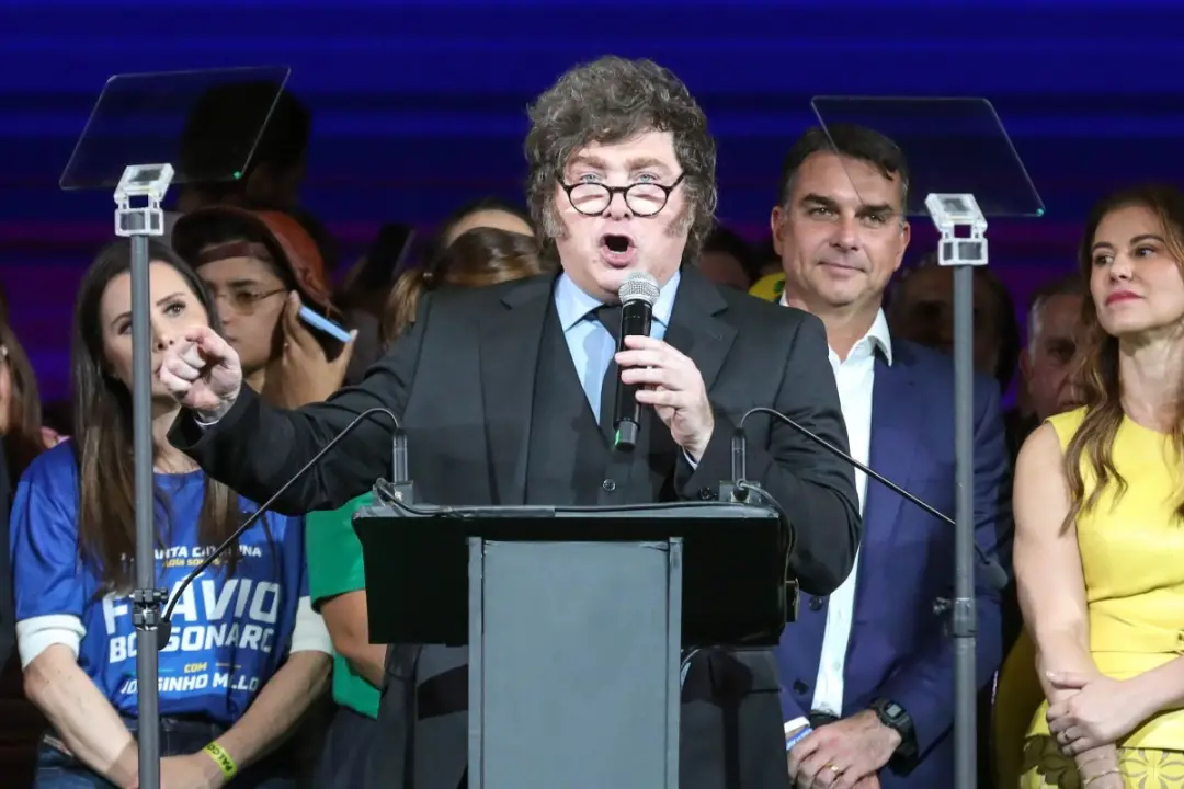 Milei chamou Lula de ladrão e disse que Flávio Bolsonaro é seu amigo em entrevista à revista Le Point. A acusação veio …