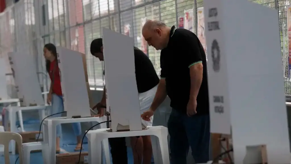 Cerca de 158,7 milhões de eleitores vão votar em 4 de outubro. É permitido levar colinha com números, mas o celular é p…