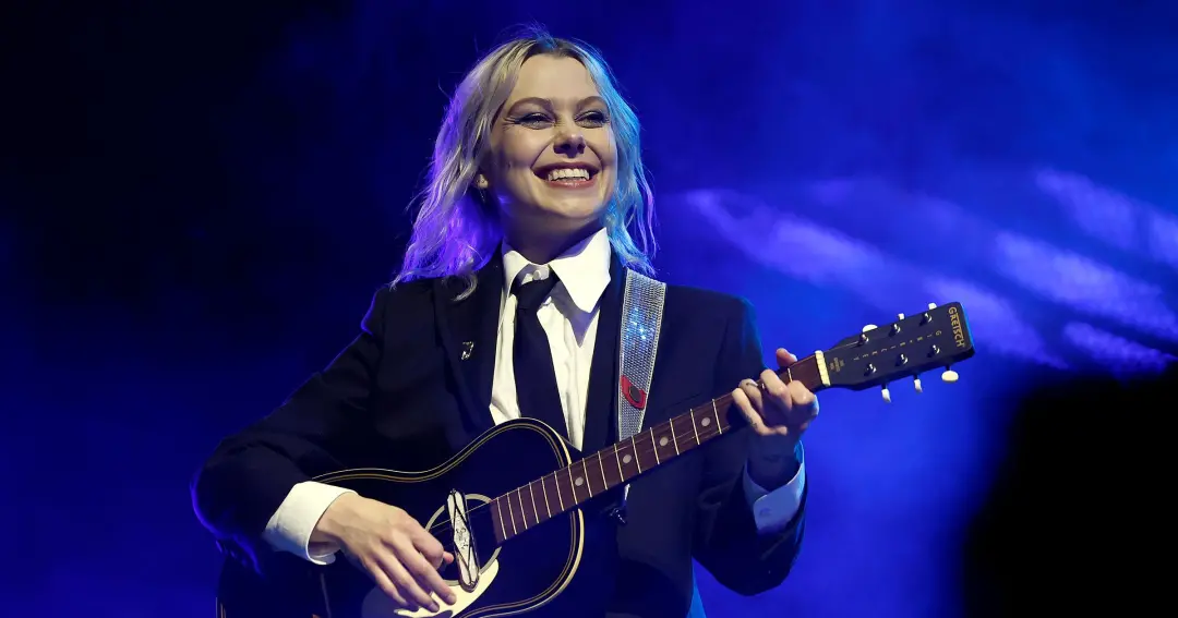 Phoebe Bridgers proibia celulares nos shows recentes dela. Isso forçou os fãs a usarem caneta e papel para desenhar os …