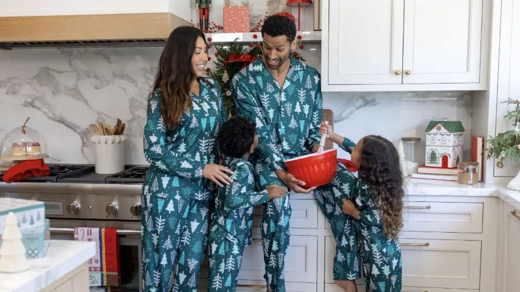 Pijamas de Natal combinando voltam para 2026, cobrindo desde recém-nascidos até cachorros da família. É a temporada de …