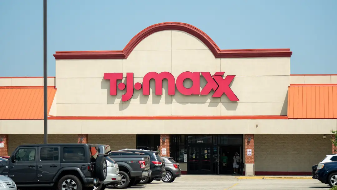 TJ Maxx fecha algumas lojas, impactando um pequeno número de compradores. A gente nota como essas mudanças afetam o dia…