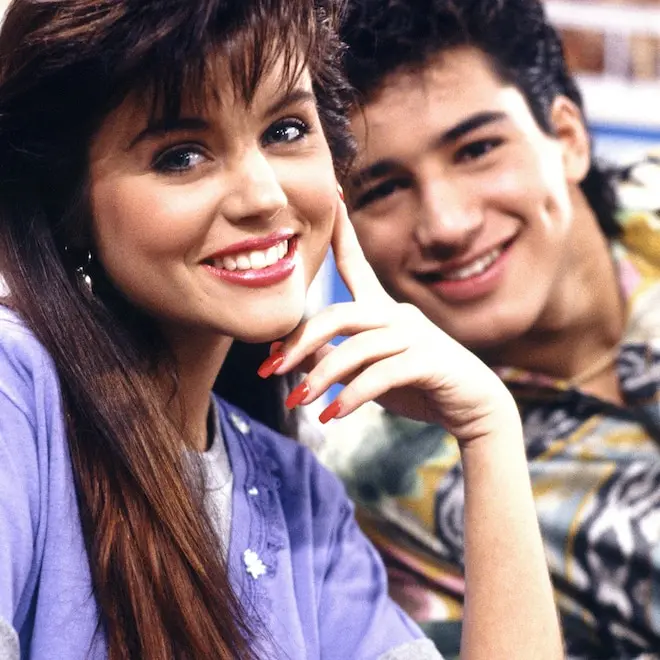 Mario Lopez tá feliz que a Tiffani Thiessen tá dando aula pra galera de Saved by the Bell sobre os resíduos negativos d…