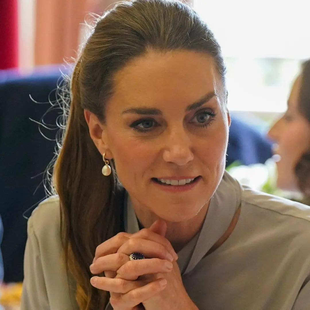 Kate Middleton comeendo chips num almoço em um salão de vila em Pulborough, West Sussex. Um deslize no ritual, um momen…