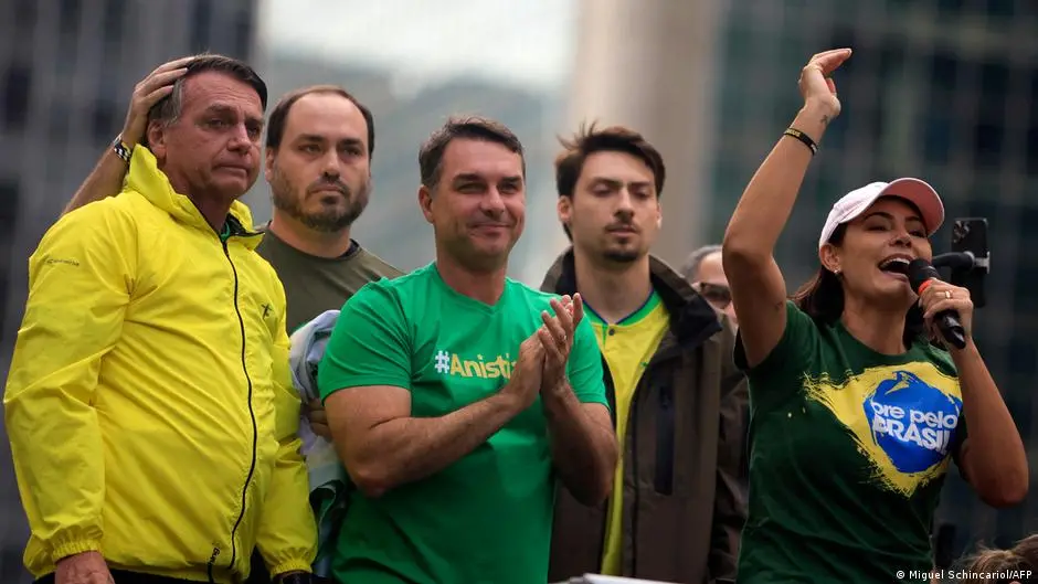Clã Bolsonaro em política brasileira é um fenômeno sem precedentes no mundo, diz revista alemã. A publicação aponta sus…