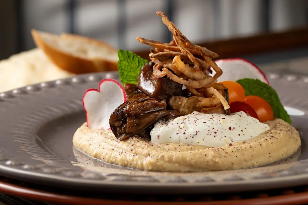 Babbo Osteria, em Ipanema, tem o Vegano de 59 reais com purê de grão de bico e abóbora assada. É legal ver opções assim…