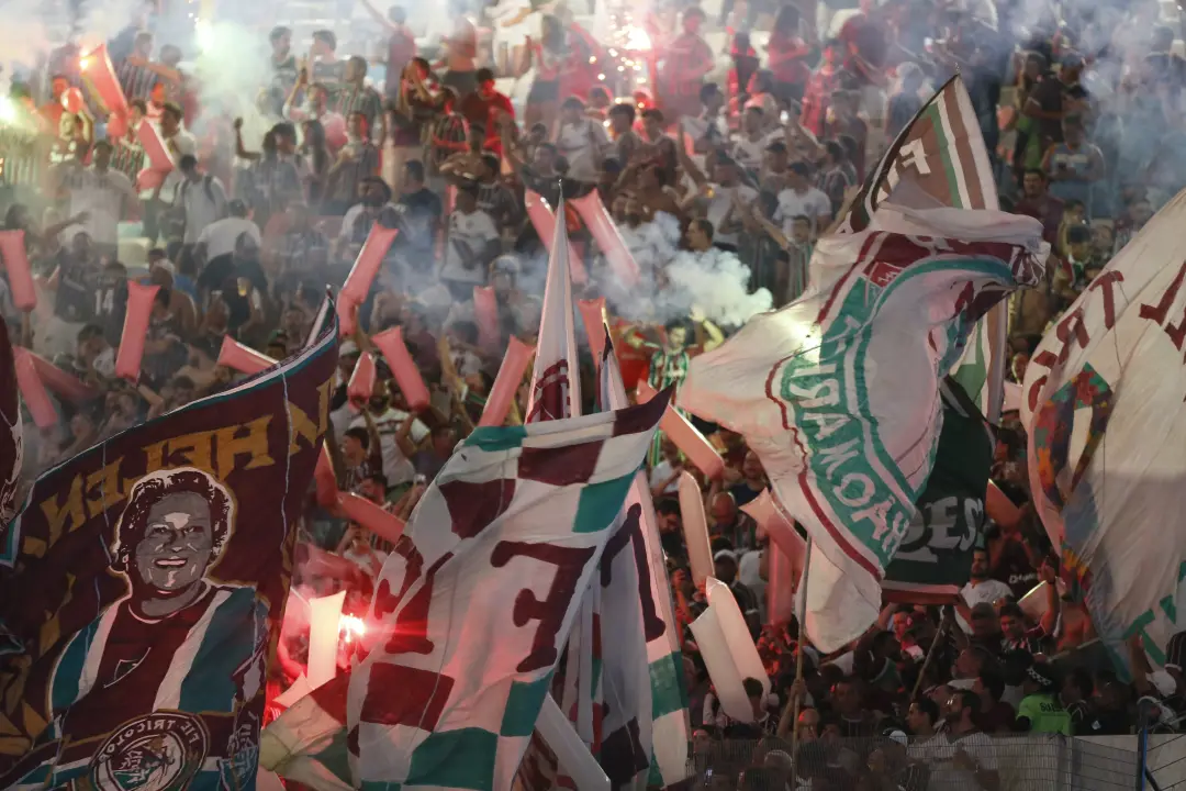 Fluminense levou multa de 90 mil dólares da Conmebol por sinalizadores e tour no Maracanã. É um erro de organização, po…