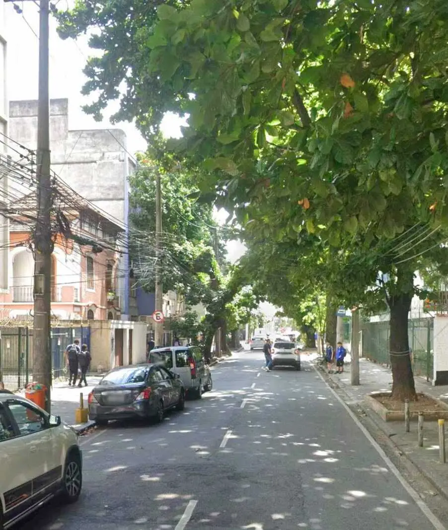 Rua Professor Gabizo, na Tijuca, tem moradores sem elevador, ar-condicionado e portão eletrônico há mais de 24 horas de…