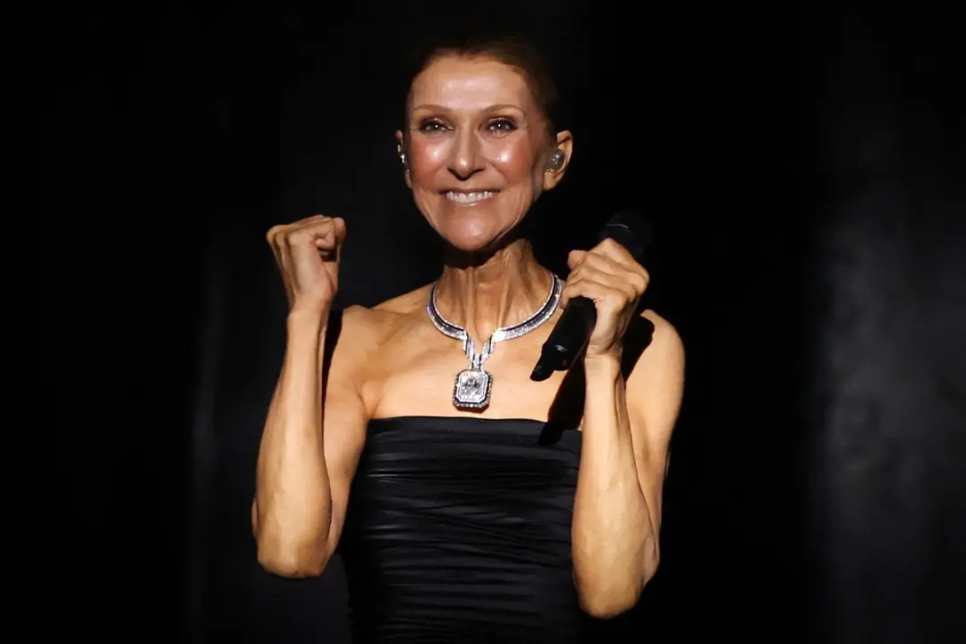 Céline Dion retornou aos palcos em Paris após reabilitação intensa, com rotinas de pilates de 90 minutos e balé. É um r…