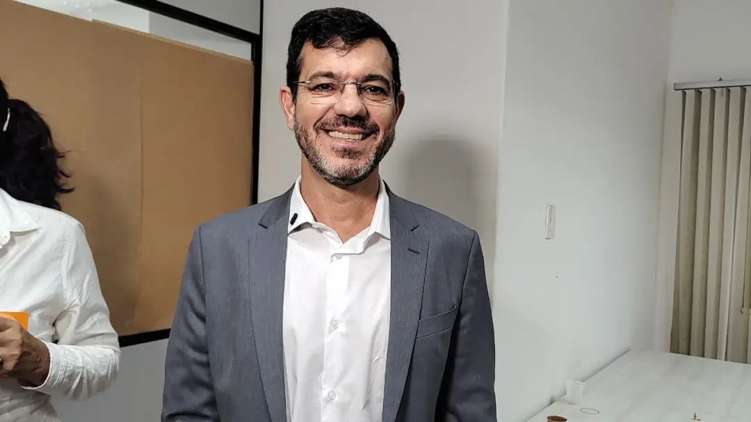Thor Dantas, com o número 40, é candidato a governador no Acre. É um movimento que traz mais uma camada de debate para …