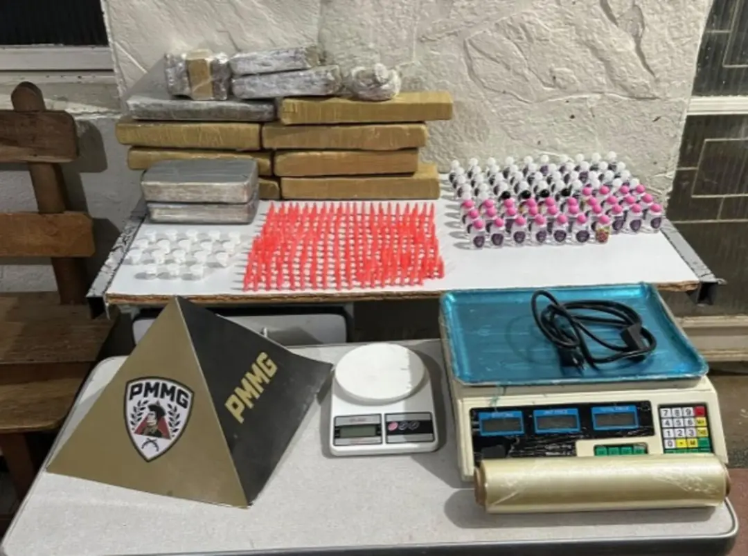 Montes Claros teve busca na casa de um suspeito de furto de motos e apreendeu maconha, crack, cocaína e 77 frascos de l…