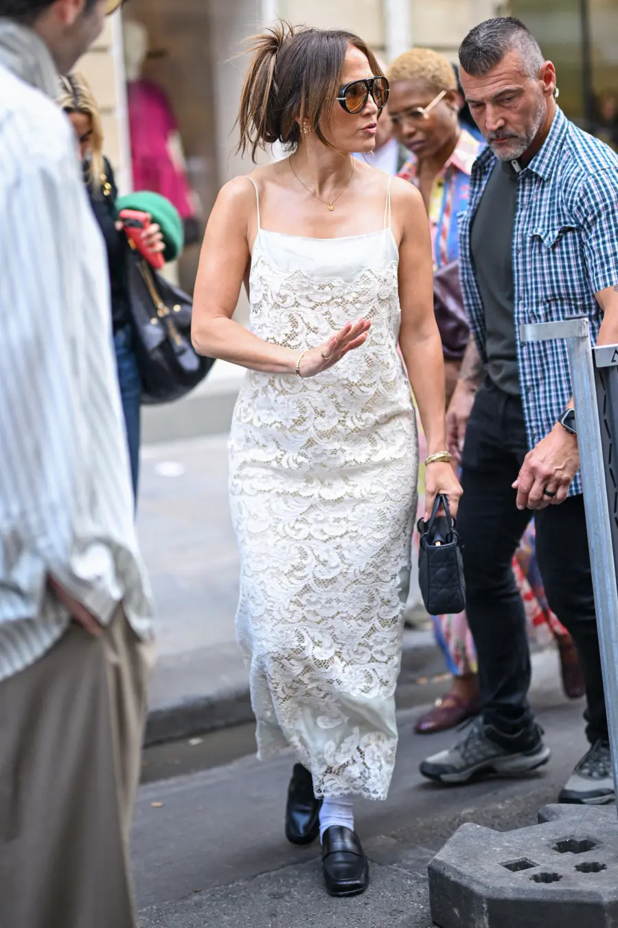 Paris, ruas de moda. Jennifer Lopez repreendeu fotógrafos no meio das ruas de Paris durante a Fashion Week. É um absurd…