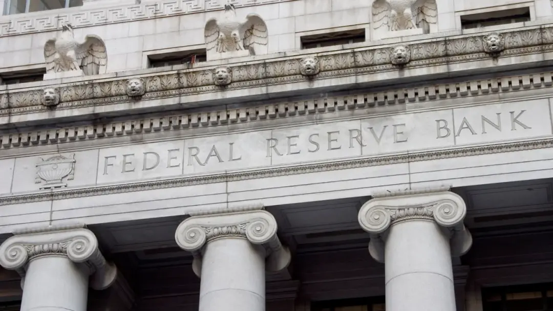 Kashkari disse que a diferença entre juros de curto prazo e rendimento do Treasury de dois anos é grande. Ele fala que …