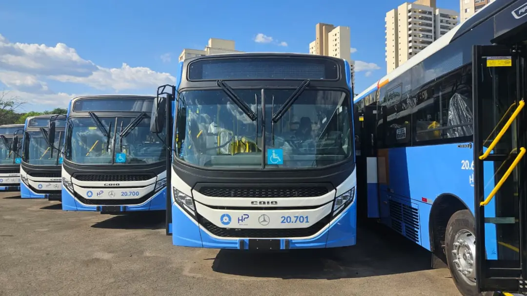 Goiânia recebeu 19 novos ônibus com tecnologia Euro 6 para o transporte coletivo. Com ar condicionado e tomadas USB, a …