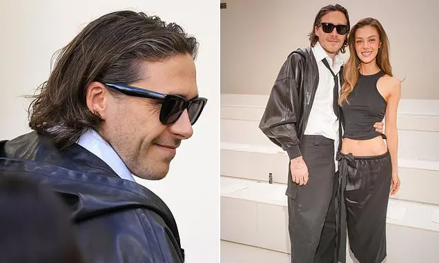 Brooklyn Beckham e Nicola Peltz chegaram ao show da Balenciaga em Paris. Os fios de Brooklyn mostraram sinais de grisal…