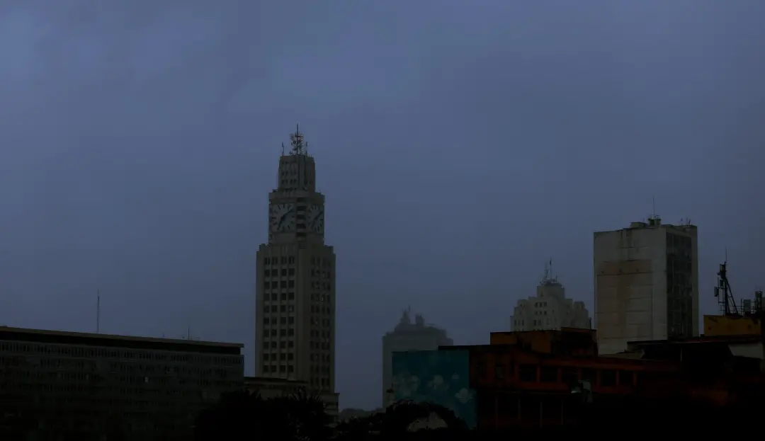 Tempestade forte com ventos de até 70 km/h atinge Rio, São Paulo e Minas Gerais nesta quinta. Essa frente fria mexe com…