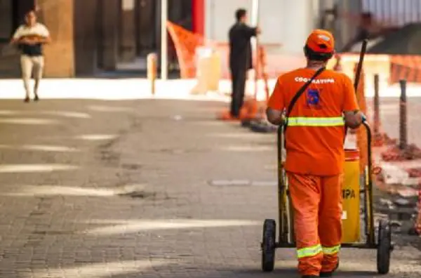 Porto Alegre vai ter operação com 366 trabalhadores e 21 caminhões para limpar as ruas no domingo das eleições. Isso é …