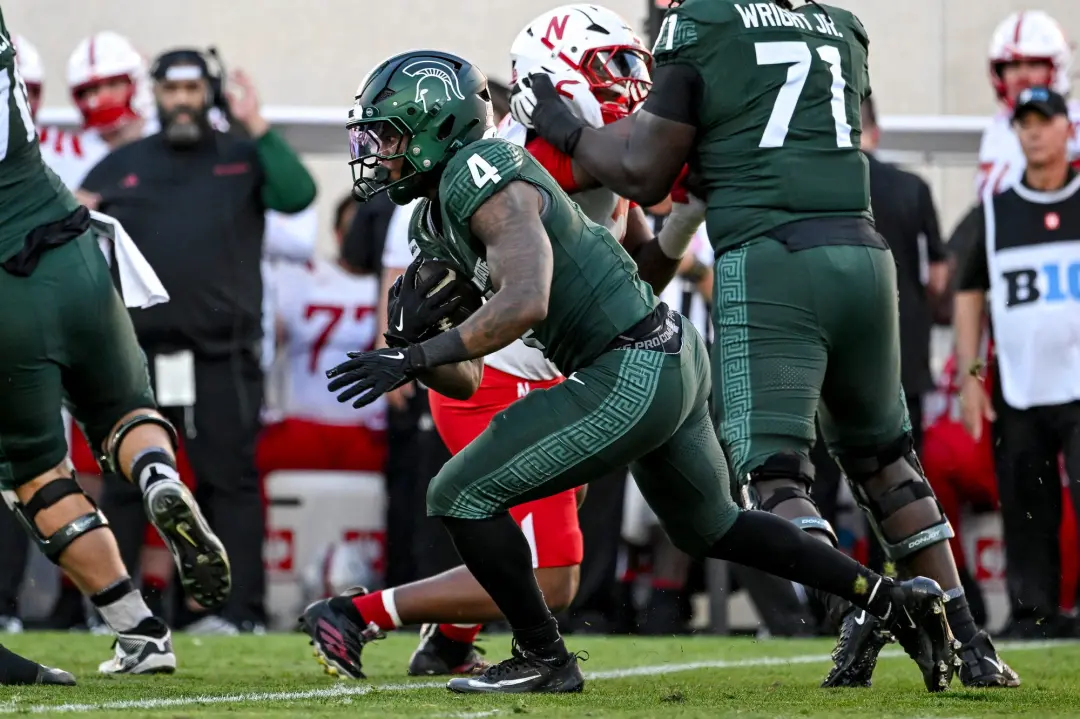 Michigan State contra Wisconsin no Camp Randall Stadium, com a aposta em Wisconsin -10. A performance do quarterback Mi…