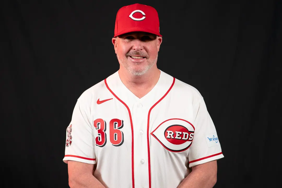Os Cincinnati Reds cortaram o contrato com o técnico de arremessadores Derek Johnson, após ele se afastar em junho por …