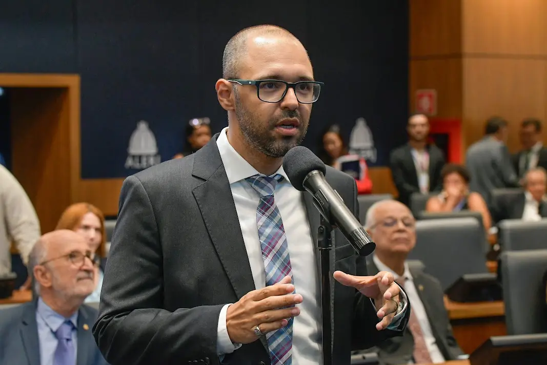 TRE-RJ manda Alexandre Knoploch entregar armas à PF e suspende o porte dele após confusão na Tijuca. A decisão acontece…