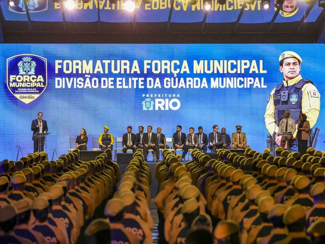 Mais 300 agentes entraram na Força Municipal, elevando o efetivo para mais de 900 guardas no Rio. A ampliação visa patr…