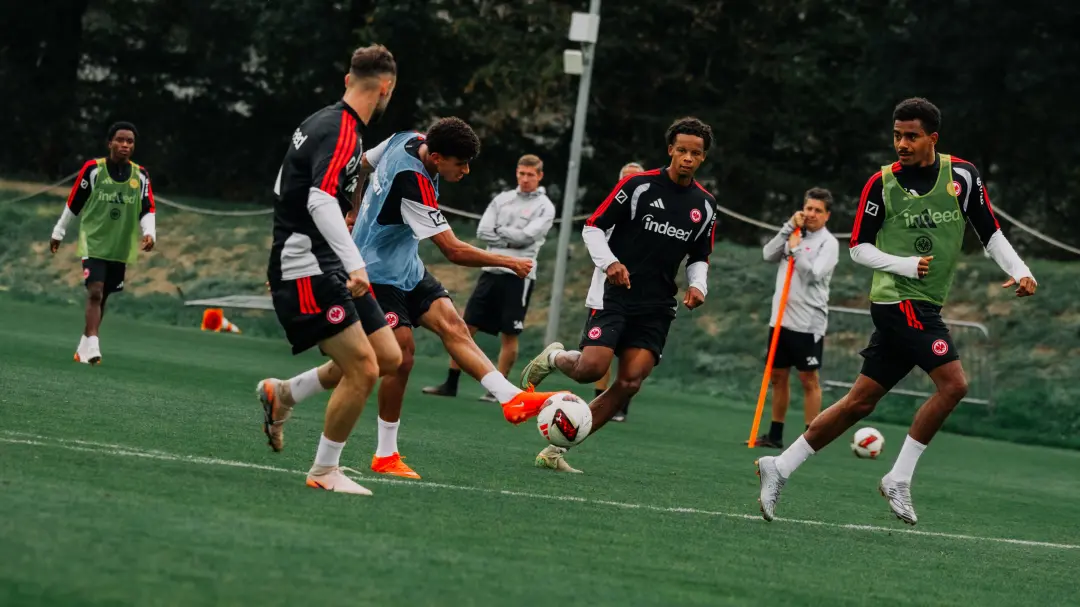 Sete jovens da academia treinaram lado a lado com o time principal do Eintracht Frankfurt na quinta-feira. Isso dá temp…