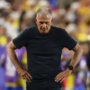 Técnico deixa a seleção depois da Copa, consegue a renovação, mas sai dois jogos depois. Essa instabilidade mostra como…