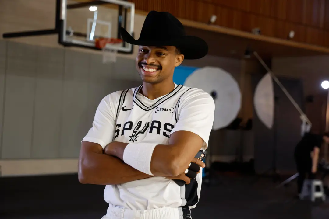 Media day dos Spurs mostrou nomes completos dos jogadores, como Stephon Javonte Castle e Tobias John Harris. Isso lembr…