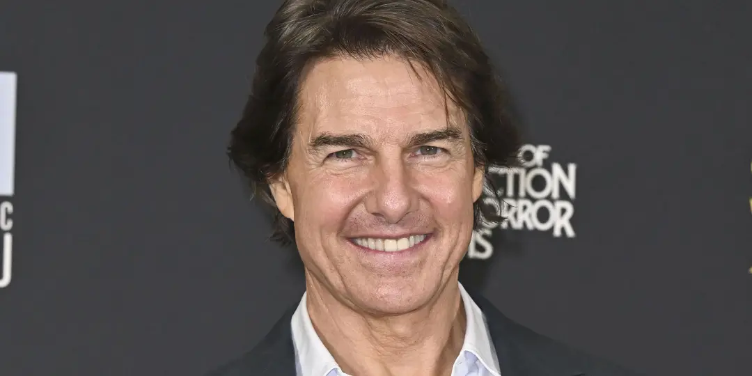 Tom Cruise cobrindo o rosto com cabelo para um cameo de 5 segundos em um filme western dos anos 80. Uma maneira estranh…