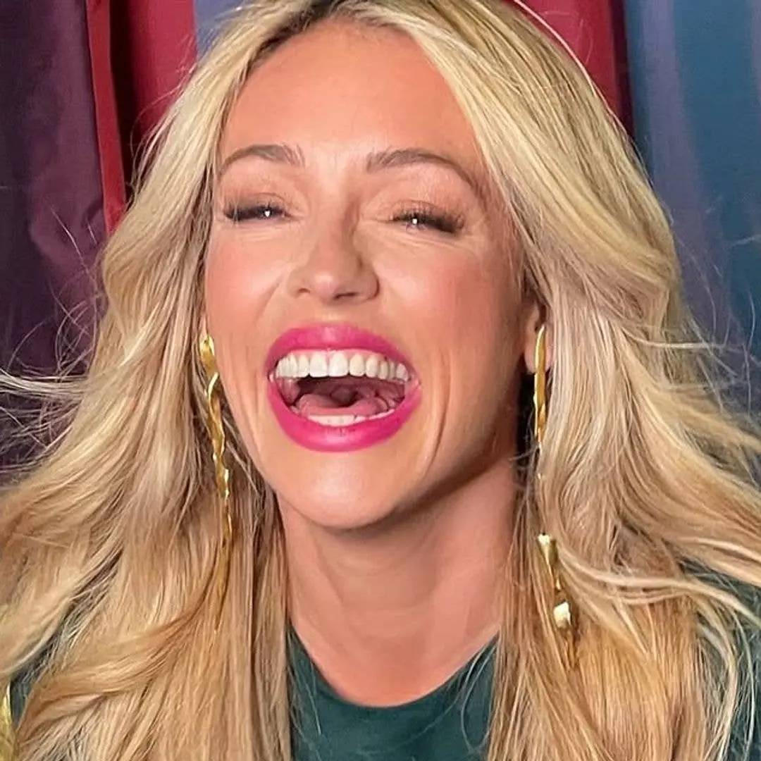 Cat Deeley mostrou um look de double denim com camisa de jaqueta Boden e jeans Donna Ida. A gente sempre curte um bom j…