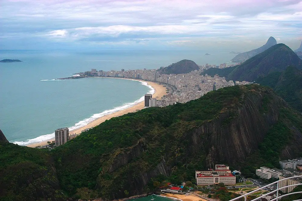 Manhã de sol e calor no Rio, mas a frente fria chega com pancadas de chuva isoladas a partir da tarde. A instabilidade …