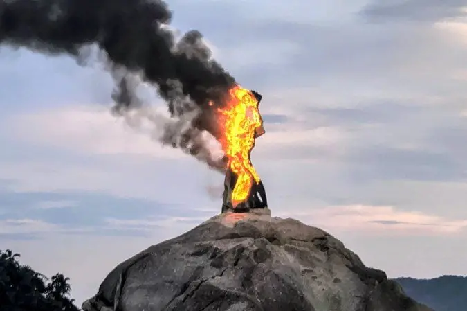 Incêndio atingiu a estátua de 3,5 metros na Pedra da Feiticeira em São Vicente. A destruição de um ponto de referência …