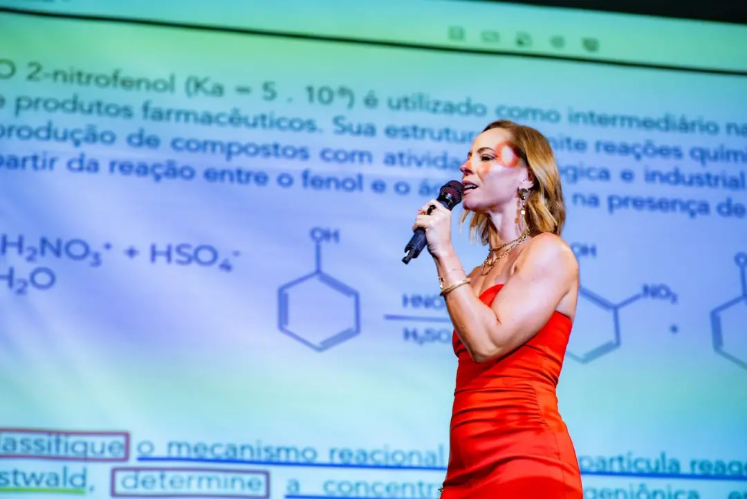 Maria Carolina Braga de Azeredo começou com poucas vagas para o curso da Uerj e hoje tem uma comunidade online com mais…