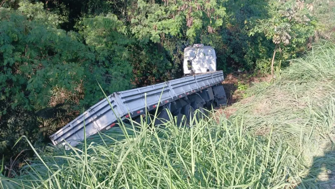 Caminhão caiu em ribanceira na BR-393 em Volta Redonda, sem feridos registrados. A suspeita é de falha no freio enquant…