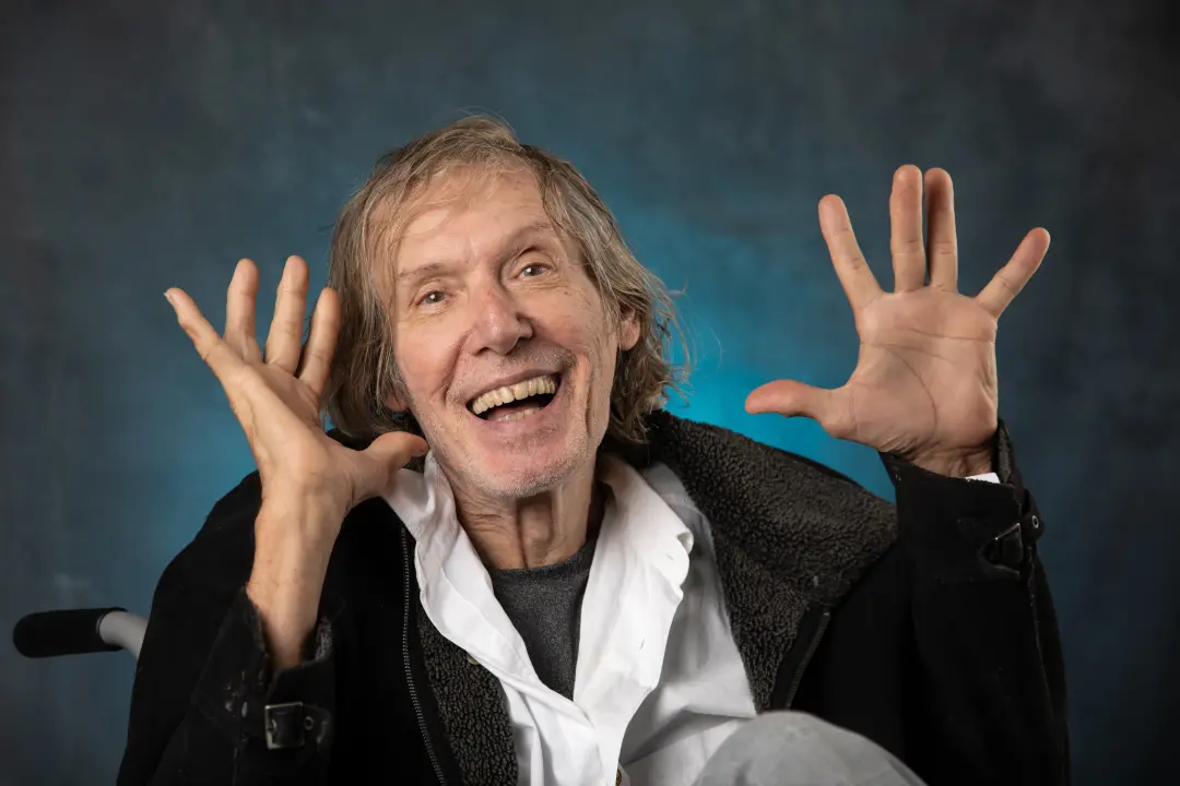 Eduardo Dussek, aos 72 anos, vive um amor que ele diz não ser monogâmico, enquanto lida com o Parkinson há 12 anos. É u…