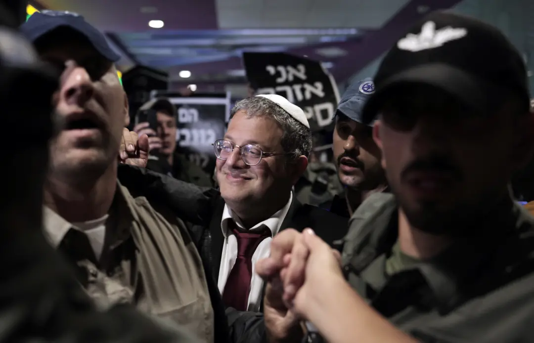 Piloto de voo Dubai Tel Aviv que agrediu companheiro e ameaçou o avião tem extradição exigida por ministro israelense. …