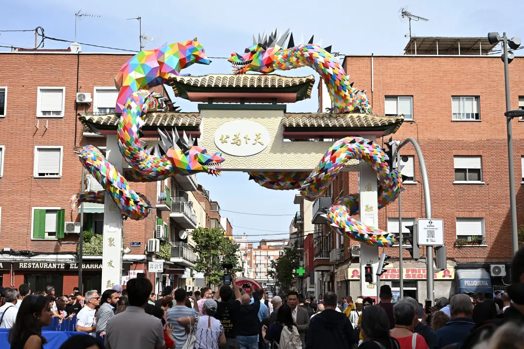 Un arco de 11 metros e meio milhão de euros para o Chinatown de Almeida em Usera. É um investimento grande pra revitali…