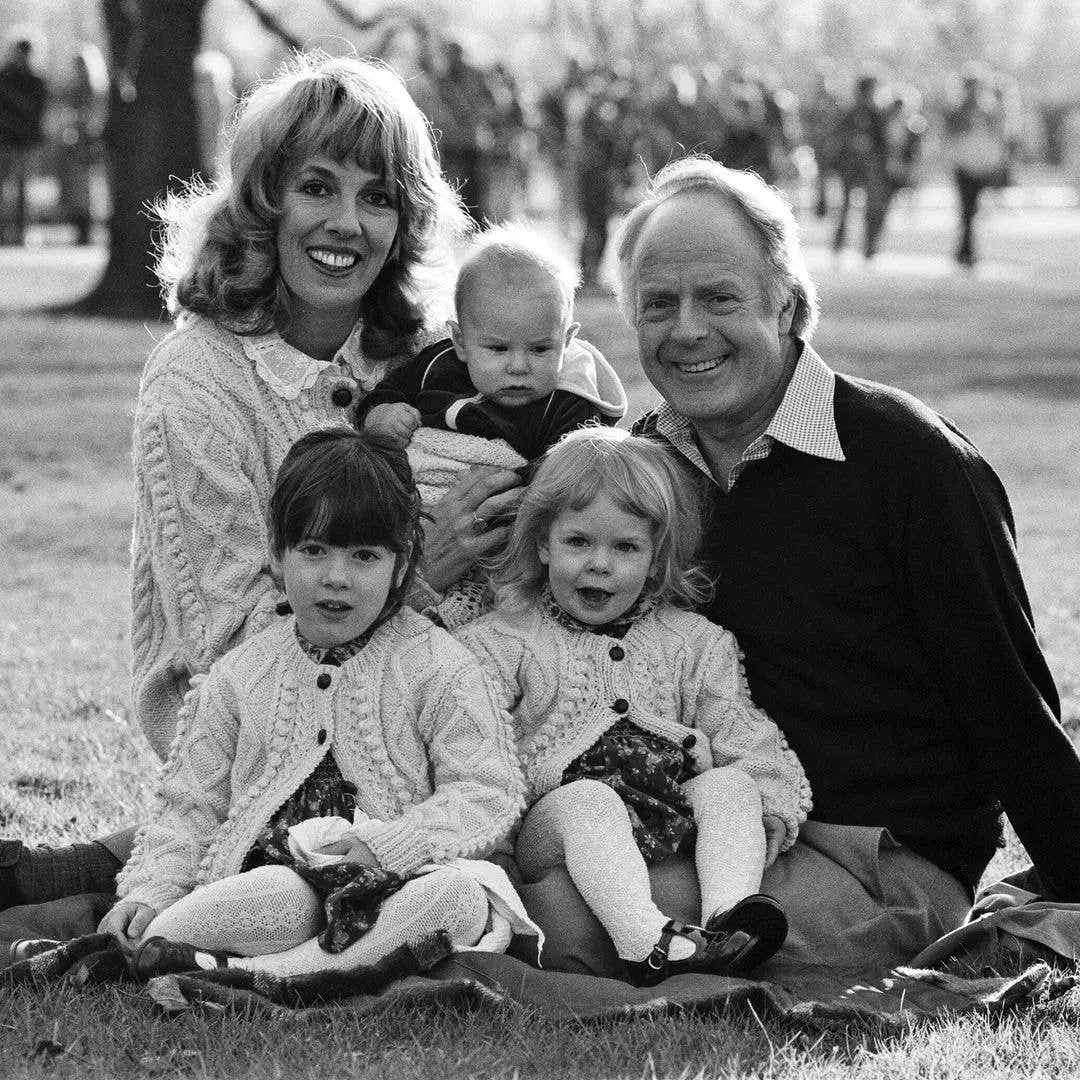 Os três filhos de Dame Esther Rantzen receberam a notícia da perda dela na quarta-feira. É um momento difícil para a fa…