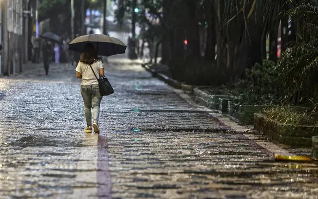 A capital paulista tem pancadas de chuva e queda de temperatura hoje, com máxima de 24°C e risco de alagamentos na tard…
