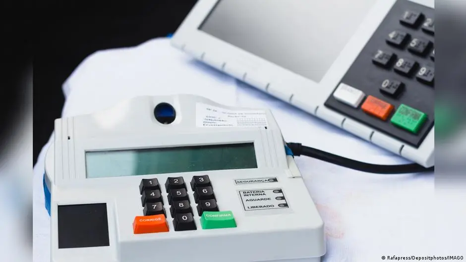 Desinformação sobre fraude em urnas eletrônicas continua circulando, associando o sistema brasileiro a empresas e paíse…