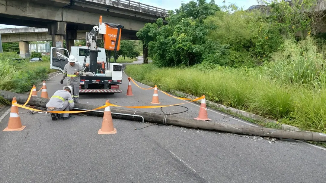 Poste de iluminação caiu na Avenida Sanhauá, em João Pessoa, bloqueando parte da via. A Semob desviou o trânsito para o…