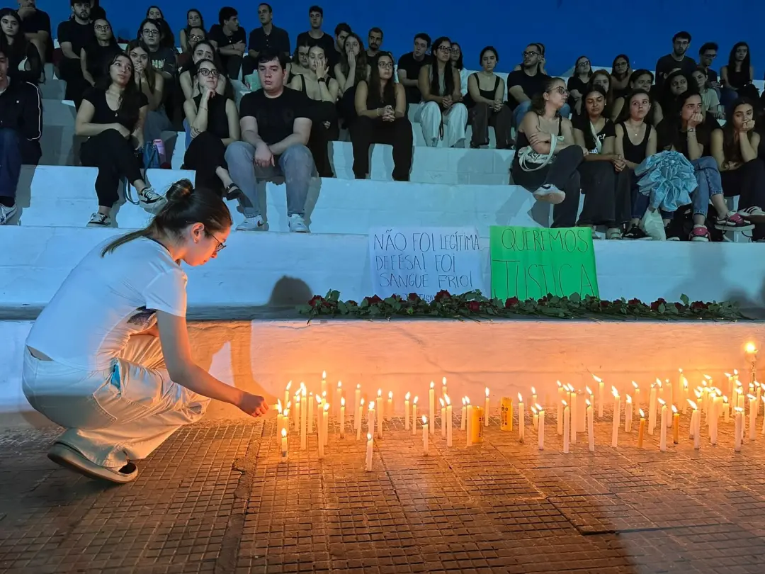 Estudantes de Medicina de Taubaté fizeram vigília pela morte de um jovem, Bruno Hashimura San Juliano, após briga de tr…