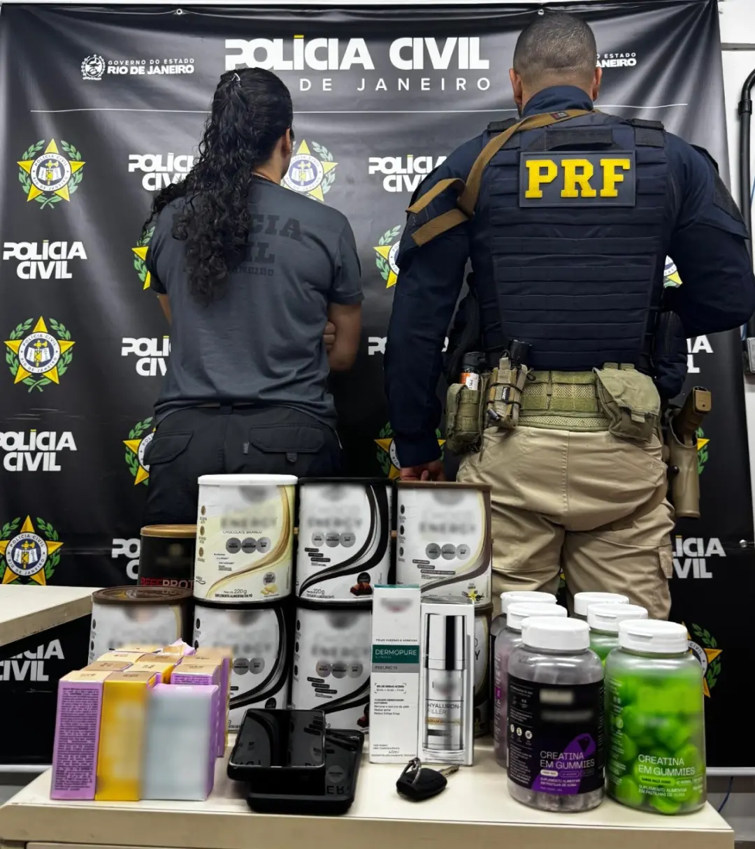 Na Via Dutra, em Piraí, dupla foi detida com produtos furtados, como suplementos e cosméticos, de farmácias de Volta Re…