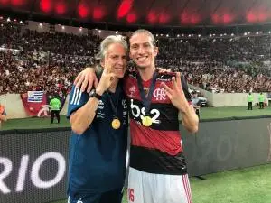 Flamengo teve Jorge Jesus em atrito com CR7, mas ele cativou medalhões e brigou com outros. Essa dinâmica mostra como a…
