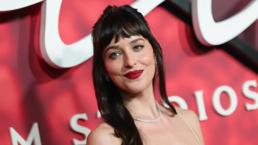 Dakota Johnson falou no podcast The Run-Through, da Vogue, sobre não querer explicar todos os rumores da vida pessoal, …