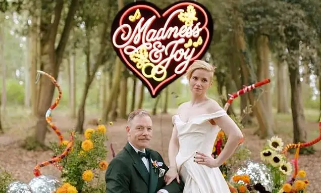 Rufus Hound e Sally Hodgkiss compartilharam fotos do casamento dele no bosque. É bonito ver a celebração da união deles…