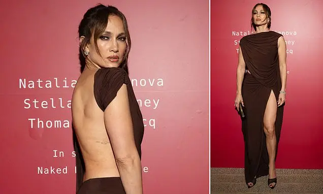 Jennifer Lopez, aos 57 anos, apareceu em um vestido escuro sem costas com uma fenda dramática no jantar de caridade Nak…