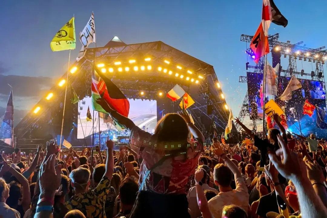 Glastonbury Festival volta em 23 de junho de 2027, com a venda de ingressos de coach começando hoje. É um movimento gra…