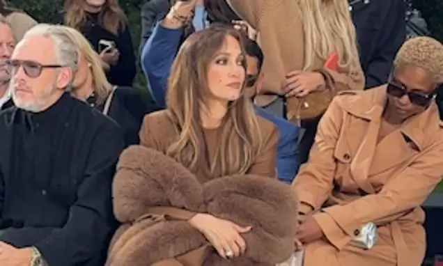 Jennifer Lopez teve o guarda-chuva confiscado pelo staff durante o desfile da Stella McCartney em Paris, sob chuva fort…